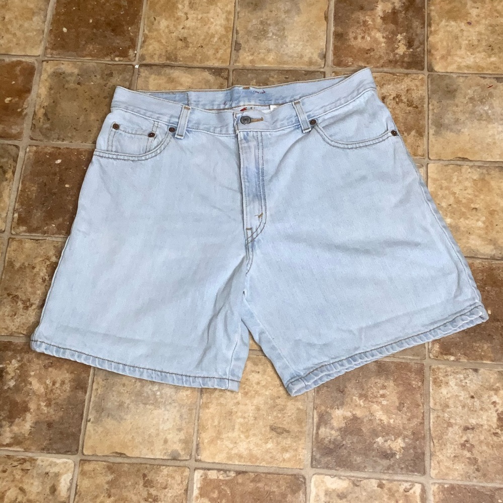 Levi’s Light Wash Classic Fit Mom Jean Shorts 12
